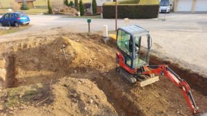 slp-amenagement.fr -petite pelleteuse dans un terrain pour préparer le terrassement